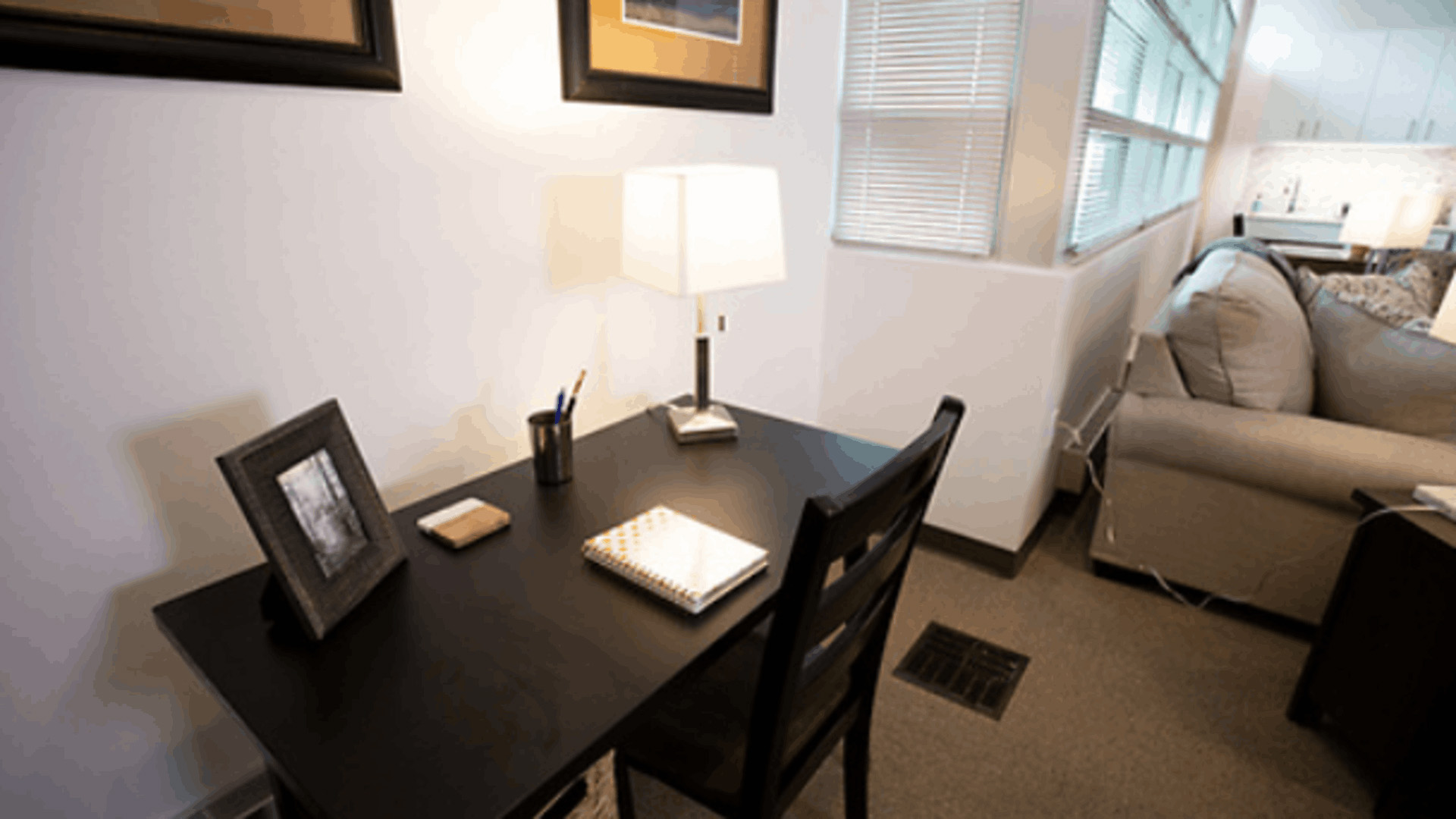 Image of fully furnished, one-bedroom Smart Apartment at the Cizik School of Nursing at UTHealth Houston’s building in the Texas Medical Center.