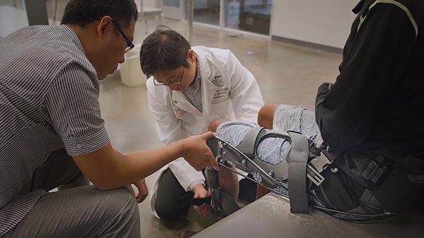 UTHealth’s Shuo-Hsiu (James) Chang, PT, PhD, center, and CCNY’s Hao Su, PhD, are testing a mobility device for seniors.
