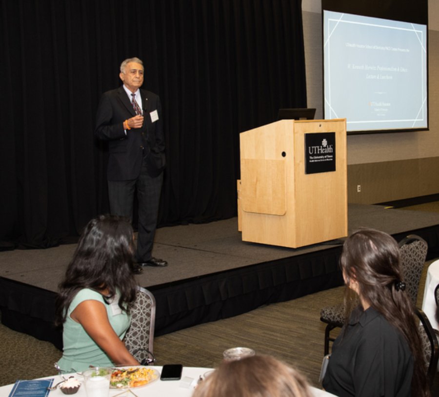 Alumnus W. Kenneth Horwitz, DDS ’61, served as the keynote speaker during The W. Kenneth Horwitz Professionalism and Ethics Lecture and Luncheon.