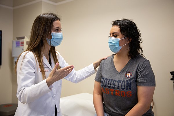 Photo of Nuria Lacuey Lecumberri, MD, with a patient. The UTHealth Neurosciences Clínica Hispana de Epilepsia is the first clinic in Houston to offer epilepsy care entirely in the Spanish language. (Photo by Rogelio Castro/UTHealth) )