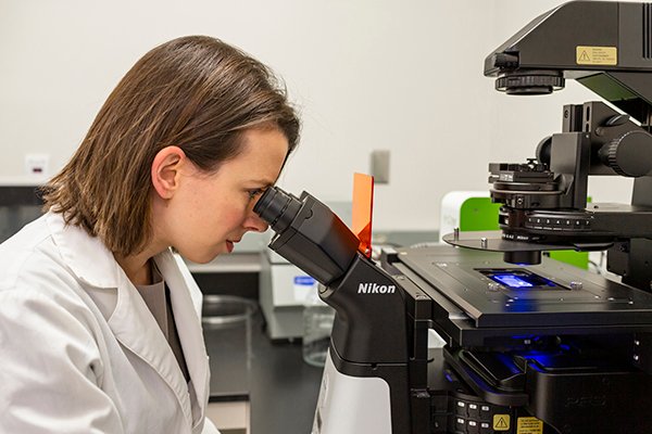Photo of Rachael Sirianni, PhD, in her lab. Sirianni has teamed up with a researcher from from Arizona State University to look at sex-targeted drug delivery methods for traumatic brain injuries. (Photo courtesy of Alisse Pratt/UTHealth Neurosciences)