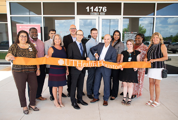 Providers celebrate the opening of UT Physicians Urgent Care Center – Bayshore with a ribbon-cutting on Aug. 2. Jonathan Rogg, MD, MBA, (center left) and Bentley Bobrow, MD, FACEP, (center right) do the honors. (Photo by Alyssa Duty)